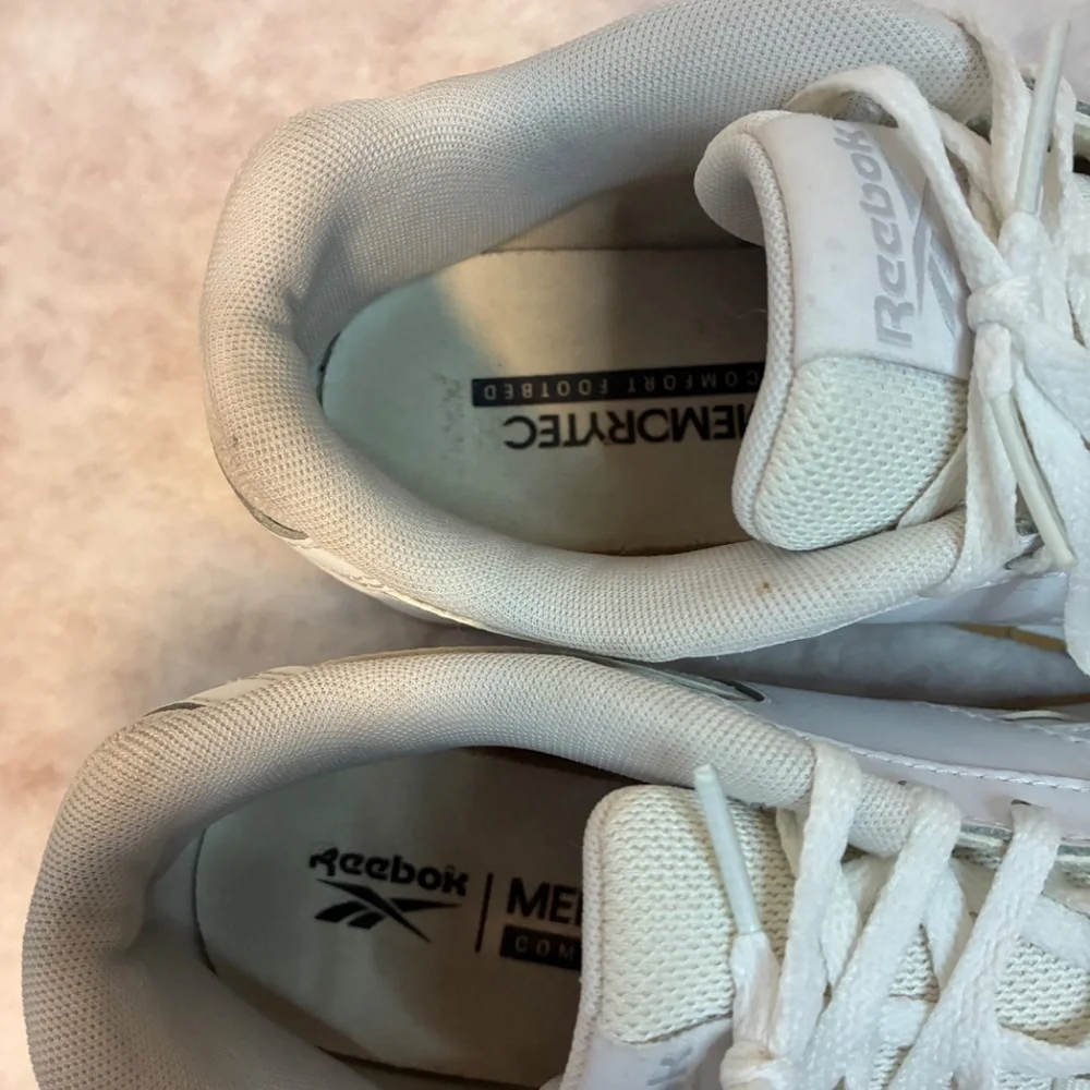 Reebok classic low-top, white leather athletic sneaker, Women’s Size 7.5